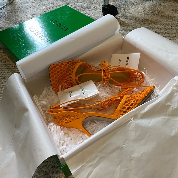 NWT BV Orange stretched lace up heel - Picture 2 of 11